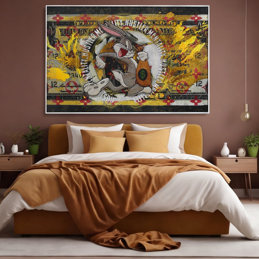 Tablou canvas cu tablou canvas cu dolar si bugs bunny, in rama de aluminiu argintiu, pe perete intr-un dormitor